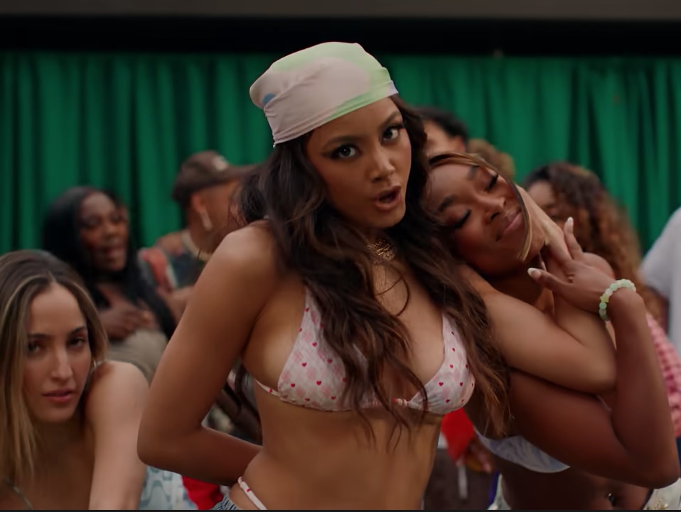 Ylona Garcia vibin MV